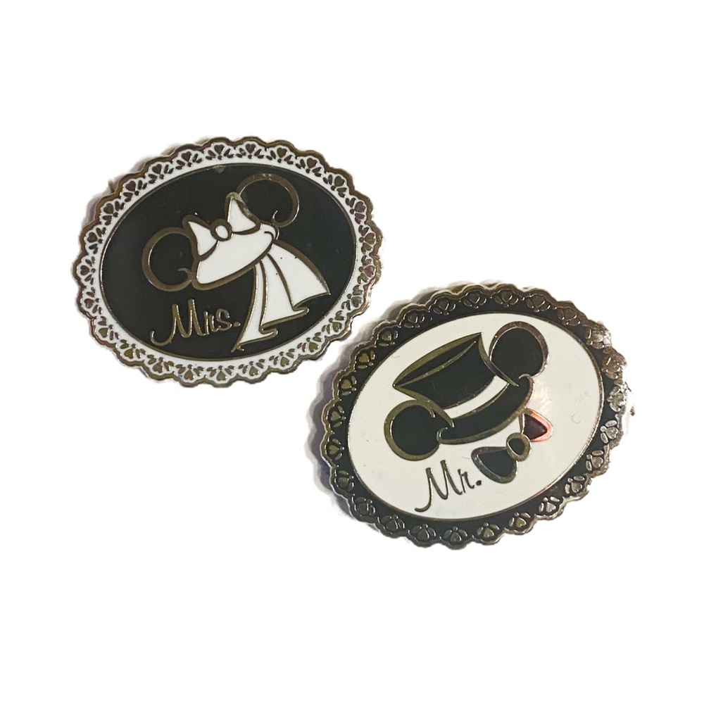Newlywed Disney trading pin set